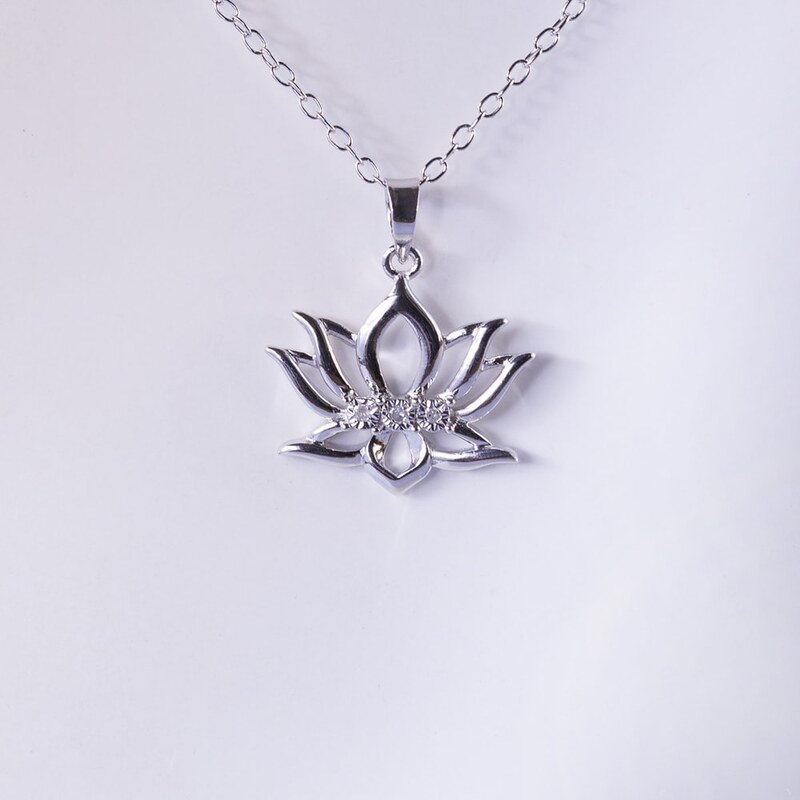 Stříbrný přívěsek lotos s diamanty KLENOTA