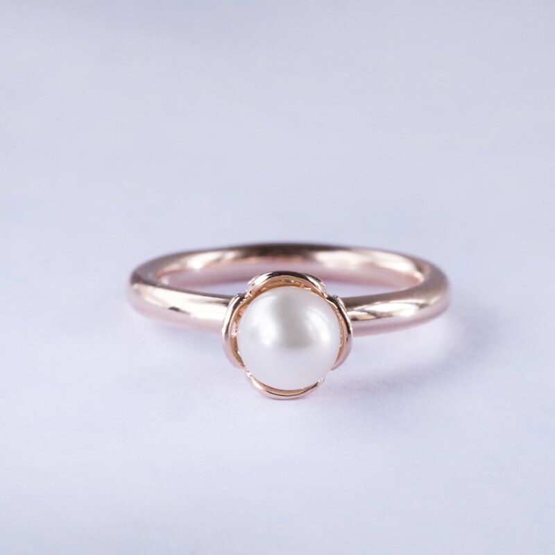 Pozlacený prsten s bílou perlou KLENOTA