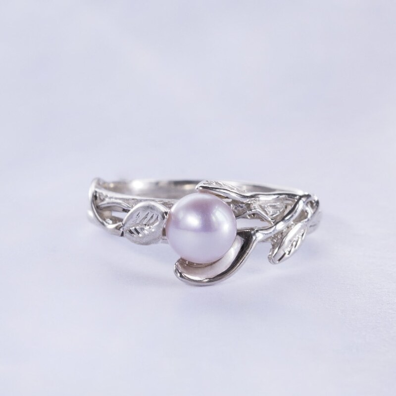 Stříbrný prsten se sladkovodní perlou KLENOTA