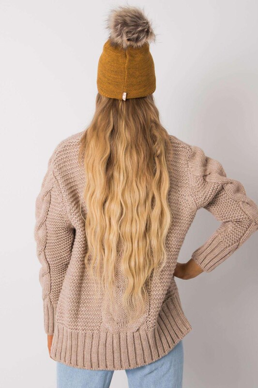 MladaModa Dámská čepice s kožešinkovou bambulí model 1169 tmavá hořčicová