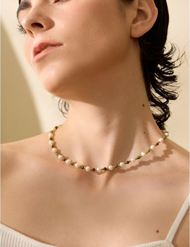 GRACE Jewellery Korálkový náhrdelník sladkovodní perly a epidot, chirurgická ocel