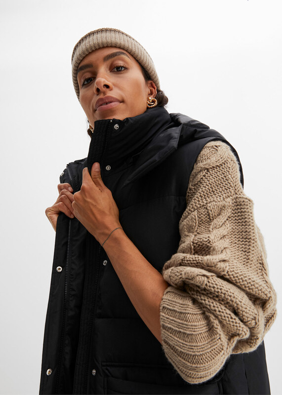 bonprix Vatovaná vesta z recyklovaného polyesteru, s odnímatelnou kapucí černá Žena