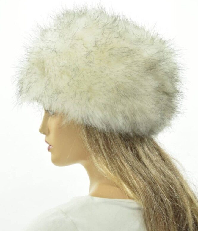 Woolnil Bílá čepice s umělou kožešinou – elegantní a hřejivá