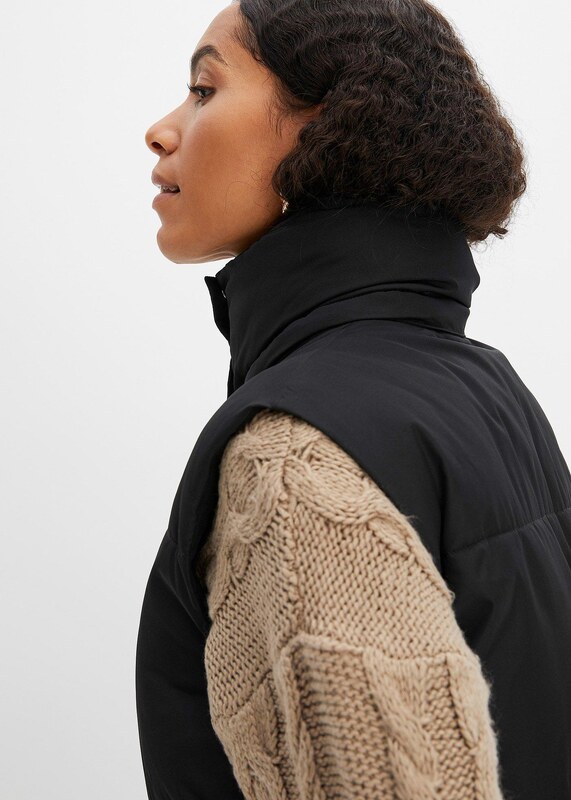 bonprix Vatovaná vesta z recyklovaného polyesteru, s odnímatelnou kapucí černá Žena