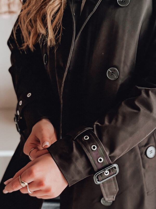 BASIC Černý dlouhý trenčkot s páskem SLIMFOTA Černá