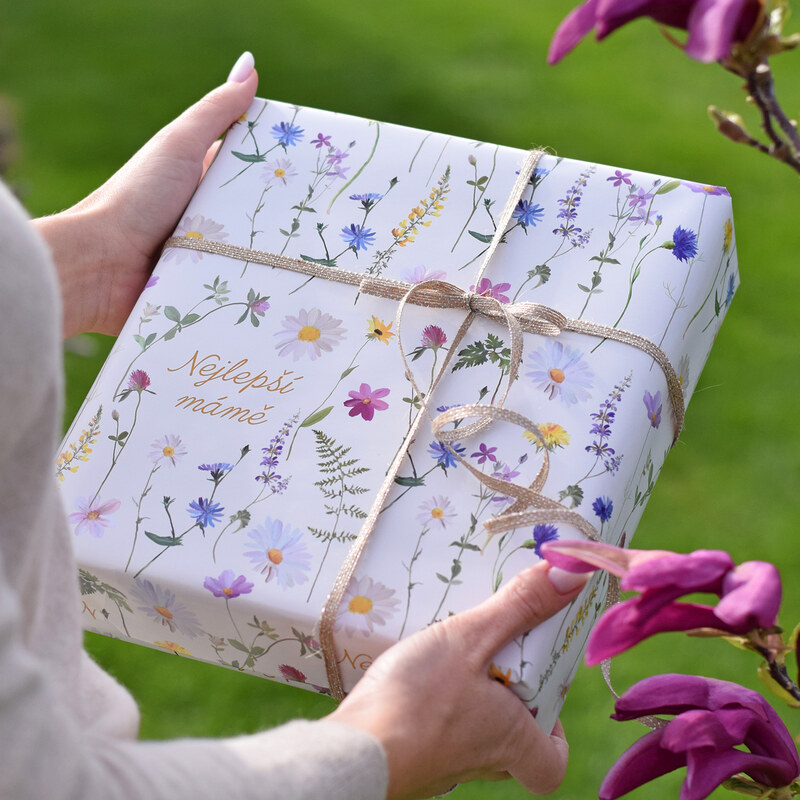 HOUSEDECOR Balicí papír s květinami- Nejlepší mámě - set 2 XXL archů