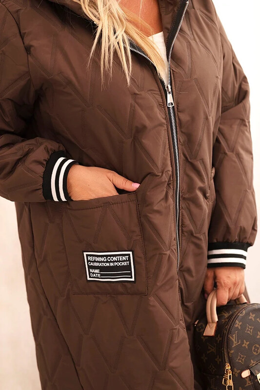 K-Fashion Dámská bunda Plus Size prošívaná s kapucí a sportovními manžetami čokoládová