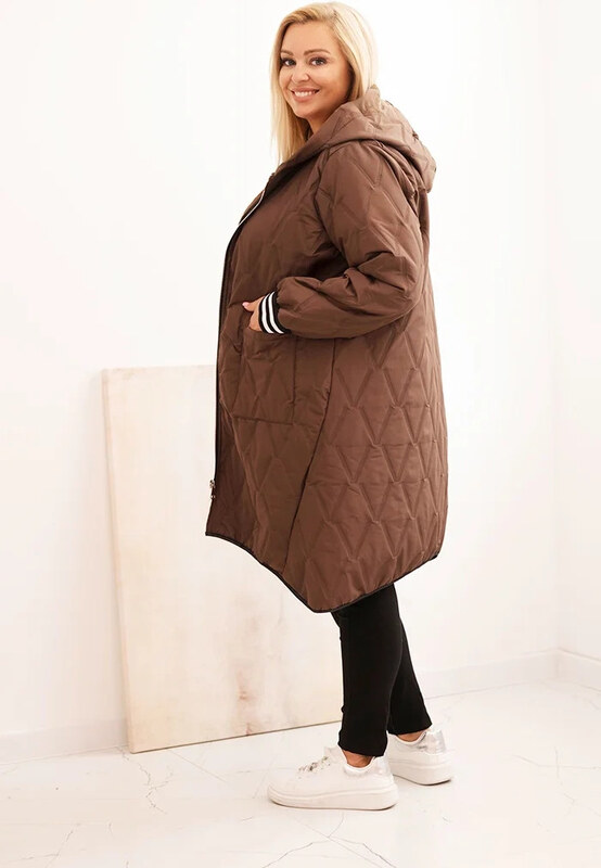 K-Fashion Dámská bunda Plus Size prošívaná s kapucí a sportovními manžetami čokoládová