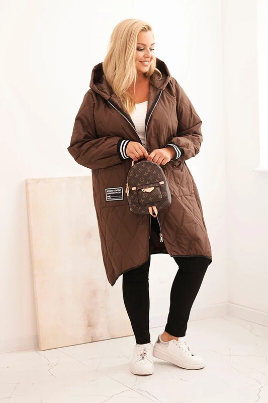 K-Fashion Dámská bunda Plus Size prošívaná s kapucí a sportovními manžetami čokoládová