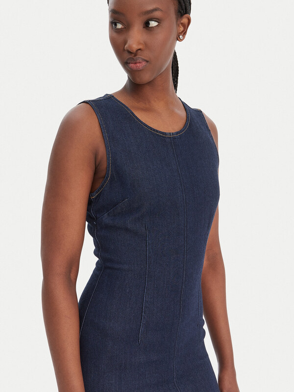 Každodenní šaty Guess