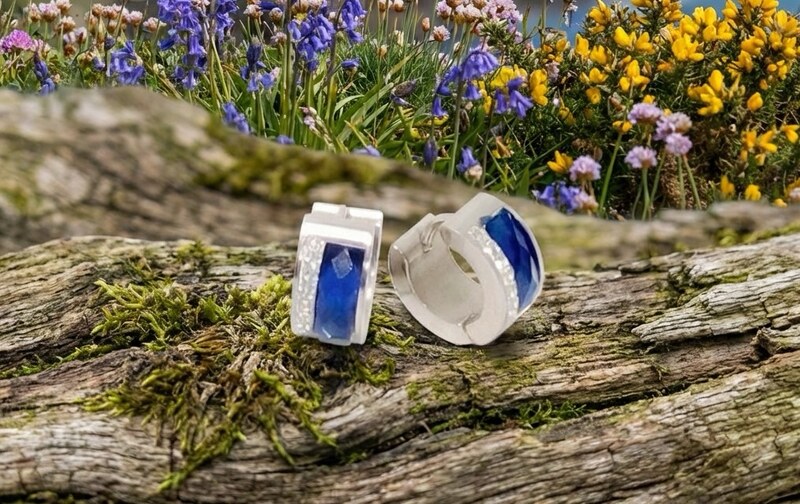 Ewena Náušnice ocelové se skleněným proužkem modrá