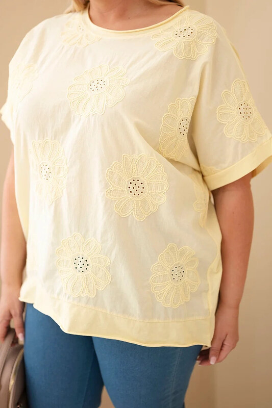 K-Fashion Dámská bavlněná halenka Plus Size s vyšívanými květinami žlutá