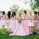 žena na svatbě s družičkami v růžových šatech