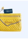 Guess Guess V-Quilted Sera Mustard luxusní hořčicové prošívané psaníčko s nápisem - UNI / Hořčicová / Guess