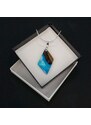 AMADEA Dřevěný přívěsek na krk z pryskyřice modrý - mix barev