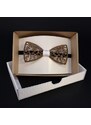 AMADEA Dřevěný motýlek k obleku - krajka s bílou stuhou 11 cm