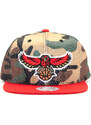 Kšiltovka Mitchell & Ness Atlanta Hawks Woodland "COVER" Camo/Red Snapback