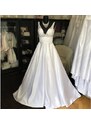 bílé svatební šaty s krajkovým živůtkem