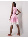 Fashionhunters Světle růžové šaty s ozdobnou krajkou