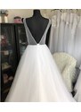 čistě bílé svatební šaty s tylovou sukní Erin