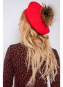 MladaModa Dámská čepice baret s kožešinkovou bambulí model 01130 červená