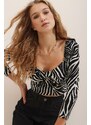 Trend Alaçatı Stili Women's Ecru Patterned Kiss Collar Princess Sleeve Soft Textured Crop Patterned Blouse