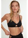 Trendyol Černá Bralette Vystřižený / Okno Texturovaný Bikiny Top