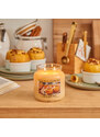 VILLAGE CANDLE vonná svíčka ve skle Spiced Vanilla Apple, střední