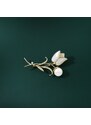 Éternelle Brož s bílou perlou a zirkony Emidia - květina