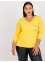 Fashionhunters Žlutá bavlněná halenka větší velikosti s ozdobnou kapsou