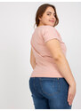 Fashionhunters Prašně růžové tričko plus velikosti s nášivkou a tištěným designem