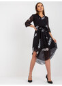 Fashionhunters Černé asymetrické šaty s potiskem Yarela a vázáním