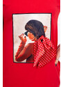 K-Fashion Šaty s grafikou a 3D hráškovou mašlí červené