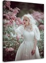 Gario Obraz na plátně Krásná blondýnka v kvetoucí vinobraní fialové zahradě - Maryna Khomenko Rozměry: 40 x 60 cm