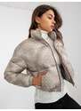 Fashionhunters Tmavě béžová krátká, vzorovaná péřová bunda
