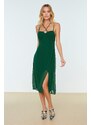 Trendyol smaragdově zelené večerní šaty s límečkem detailní