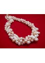 Dva smotané perlové náhrdelníky se sponou