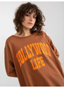 Fashionhunters Světle hnědá a oranžová oversize dlouhá mikina se sloganem