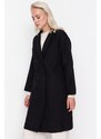 Trendyol černý širokoúhlý oversized knoflík s detailním dlouhým razítkovaným kabátem