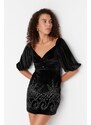 Limitovaná edice Trendyol Černé sametové tkané šaty