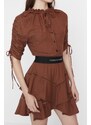 Hnědé šaty s elastickým pasem Trendyol X Sagaza Studio