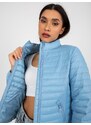 Fashionhunters Světle modrá přechodná prošívaná bunda s kapsami