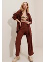 Trend Alaçatı Stili Women's Brown Crinkle With Buttons Shirt And Comfortable Cut Out Crinkle Trousers Double Suit