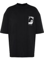 Trendyol černé pánské oversize/široký střih 100% bavlněné tričko s kulatým výstřihem a fotografickým potiskem.