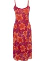 Trendyol růžové květinové vzorované štěrbiny s detailním lemovaným tylovým ramínkem na midi šaty
