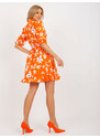Fashionhunters Oranžové šaty na zip s potiskem a páskem
