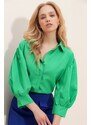 Trend Alaçatı Stili Women's Green Balloon Sleeve Basic Poplin Shirt with Concealed Pop-up