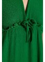 Trendyol Zelené V-Neck Flounce Detailní A-Line Midi pletené šaty