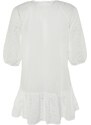 Trendyol bílé mini tkané vyšívané plážové šaty