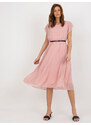 Fashionhunters Světle růžové řasené šaty s černým páskem